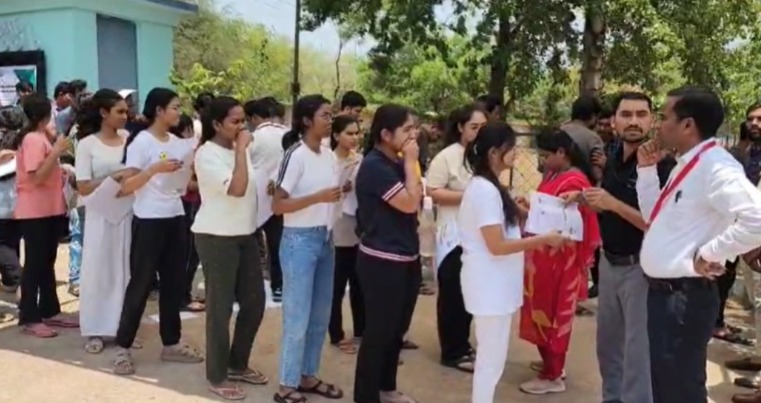 NEET UG Exam 2025 : कड़ी सुरक्षा-व्यवस्था के बीच 1768 भावी चिकित्सकों ने दी नीट की परीक्षा 