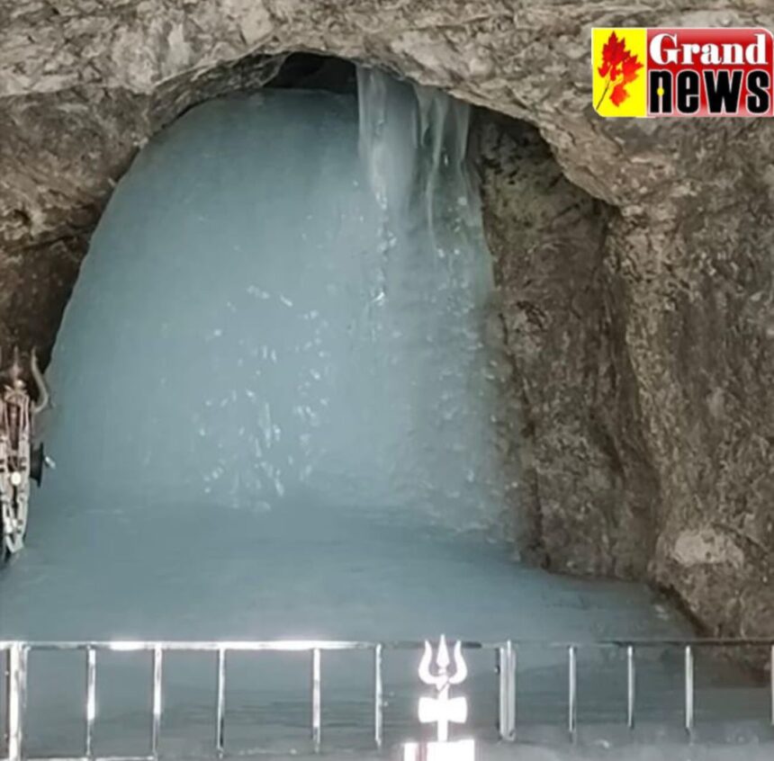 Amarnath Cave : अमरनाथ गुफा में इस बार भव्य शिवलिंग की पहली झलक, श्रद्धालुओं में उमड़ा उत्साह