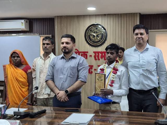 BIG NEWS : निजामपुर गांव में रचा गया इतिहास: रामसेवक बना पहला 10वीं पास छात्र, संघर्ष और संकल्प की मिसाल
