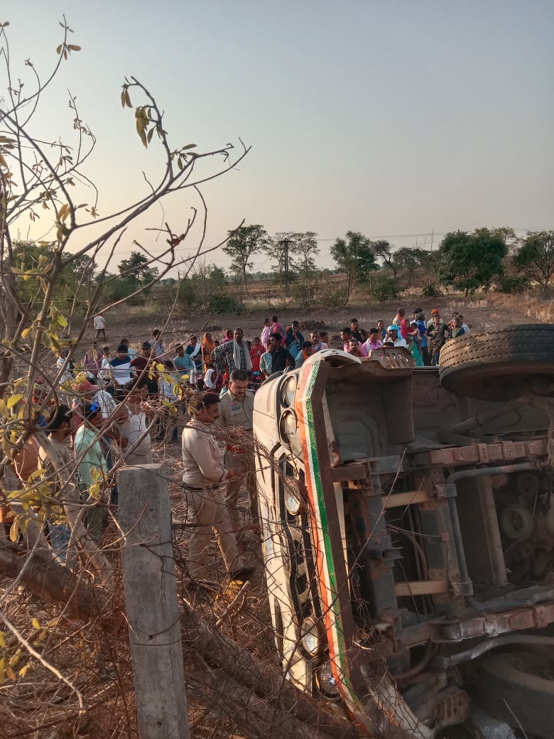CG ACCIDENT : चौथिया जा रही माजदा अनियंत्रित होकर पलटी, मची चीख पुकार, 15 घायल, 6 लोगों की हालत नाजुक 