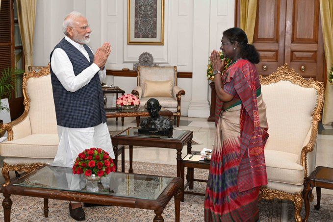 BIG NEWS : प्रधानमंत्री नरेंद्र मोदी ने राष्ट्रपति द्रौपदी मुर्मू से की मुलाकात, महत्वपूर्ण मुद्दों पर दी जानकारी