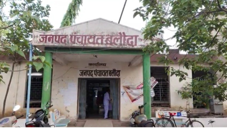 CG NEWS : 'चाय-पानी' के बिना नहीं मिलता आवास! झपेली में आवासमित्र की खुलेआम वसूली, सीईओ ने दिए जांच के आदेश,पढ़िए क्या है पूरा मामला