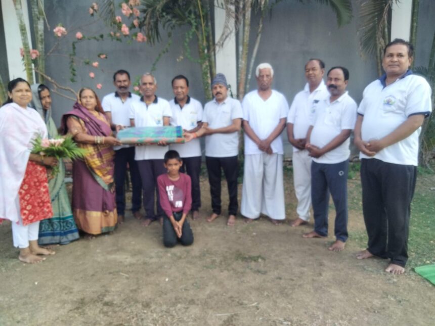 CG NEWS : योग समिति की वरिष्ठ सदस्य विशाखा बाई लिल्हारे का जन्मदिवस हर्षोल्लास से मनाया गया, समिति ने किया सम्मानित