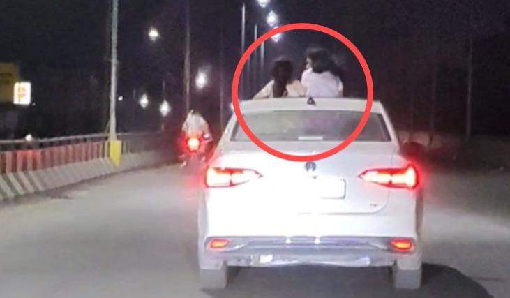 CG Stunt Viral Video : बिलासपुर की सड़कों पर आधी रात का स्टंट, दो लड़कियों की सनरूफ से उड़ान, ट्रैफिक नियमों की उड़ाई धज्जियां, देखें वायरल वीडियो