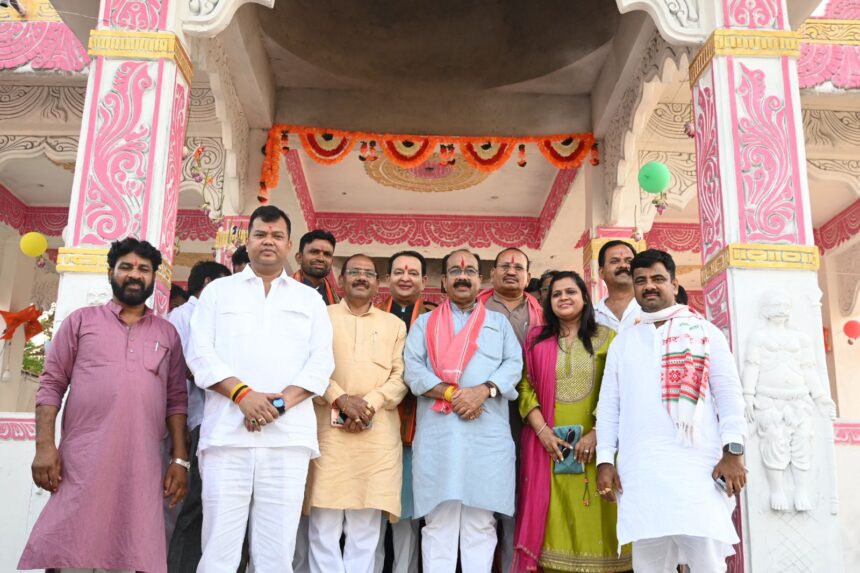 CG NEWS : सामूहिक आदर्श विवाह समारोह में शामिल हुए डिप्टी सीएम अरुण साव, बागबाहरा से पिथौरा मार्ग में भव्य स्वागत द्वार बनाने की घोषणा की 