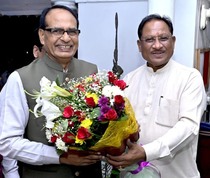 Shivraj Singh Chouhan met CM Sai : CM साय से केंद्रीय मंत्री शिवराज सिंह चौहान ने की सौजन्य मुलाकात, कल 'मोर आवास मोर अधिकार' कार्यक्रम में होंगे शामिल 