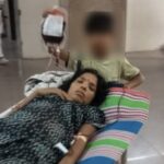 BREAKING : अस्पताल की शर्मनाक तस्वीर ! मां के लिए 9 साल का बेटा थामे रहा खून की थैली