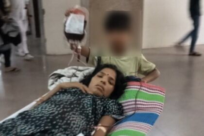 BREAKING : अस्पताल की शर्मनाक तस्वीर ! मां के लिए 9 साल का बेटा थामे रहा खून की थैली