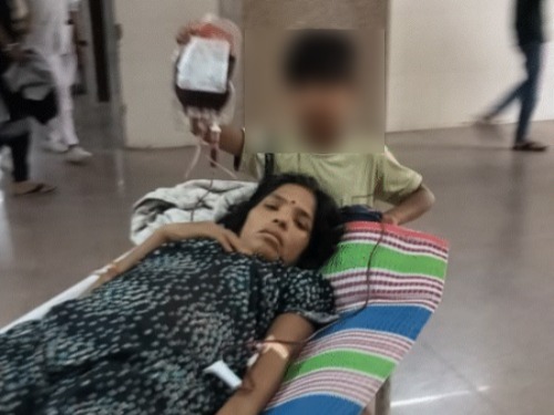 BREAKING : अस्पताल की शर्मनाक तस्वीर ! मां के लिए 9 साल का बेटा थामे रहा खून की थैली