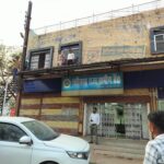 बिलासपुर। CG: तखतपुर में बीती रात एक बड़ी वारदात टल गई। छत्तीसगढ़ राज्य ग्रामीण बैंक को निशाना बनाकर अज्ञात चोरों ने सेंधमारी की कोशिश की, लेकिन वे अपने मंसूबों में कामयाब नहीं हो सके। दीवार तोड़कर बैंक में घुसने की कोशिश जरूर की गई, लेकिन चोर मुख्य कक्ष तक नहीं पहुंच पाए। पुलिस अब इस मामले की गंभीरता से जांच कर रही है. वी ओ)तखतपुर मुख्य मार्ग पर स्थित हाईस्कूल के पास छत्तीसगढ़ राज्य ग्रामीण बैंक की दूसरी मंजिल से चोर पाइप के सहारे नीचे उतरे और एक कमजोर दीवार को तोड़कर अंदर घुसने का प्रयास किया। हालांकि वे केवल बैंक के बाथरूम तक ही पहुंच सके और मुख्य कक्ष में दाखिल नहीं हो पाए। इससे बैंक में रखी राशि और दस्तावेज सुरक्षित रहे. सुबह जब बैंक मैनेजर विनीत जाड़ीया को इस वारदात की जानकारी मिली, तो उन्होंने मकान मालिक अजय देवांगन के साथ तखतपुर थाने में शिकायत दर्ज कराई। थाना प्रभारी राठौर ने तत्काल डॉग स्क्वायड को मौके पर बुलाया और जांच शुरू कर दी। फिलहाल चोरों की पहचान नहीं हो सकी है और पुलिस मामले को सुलझाने में जुटी है.