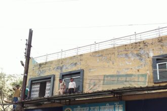 बिलासपुर। CG: तखतपुर में बीती रात एक बड़ी वारदात टल गई। छत्तीसगढ़ राज्य ग्रामीण बैंक को निशाना बनाकर अज्ञात चोरों ने सेंधमारी की कोशिश की, लेकिन वे अपने मंसूबों में कामयाब नहीं हो सके। दीवार तोड़कर बैंक में घुसने की कोशिश जरूर की गई, लेकिन चोर मुख्य कक्ष तक नहीं पहुंच पाए। पुलिस अब इस मामले की गंभीरता से जांच कर रही है. वी ओ)तखतपुर मुख्य मार्ग पर स्थित हाईस्कूल के पास छत्तीसगढ़ राज्य ग्रामीण बैंक की दूसरी मंजिल से चोर पाइप के सहारे नीचे उतरे और एक कमजोर दीवार को तोड़कर अंदर घुसने का प्रयास किया। हालांकि वे केवल बैंक के बाथरूम तक ही पहुंच सके और मुख्य कक्ष में दाखिल नहीं हो पाए। इससे बैंक में रखी राशि और दस्तावेज सुरक्षित रहे. सुबह जब बैंक मैनेजर विनीत जाड़ीया को इस वारदात की जानकारी मिली, तो उन्होंने मकान मालिक अजय देवांगन के साथ तखतपुर थाने में शिकायत दर्ज कराई। थाना प्रभारी राठौर ने तत्काल डॉग स्क्वायड को मौके पर बुलाया और जांच शुरू कर दी। फिलहाल चोरों की पहचान नहीं हो सकी है और पुलिस मामले को सुलझाने में जुटी है.