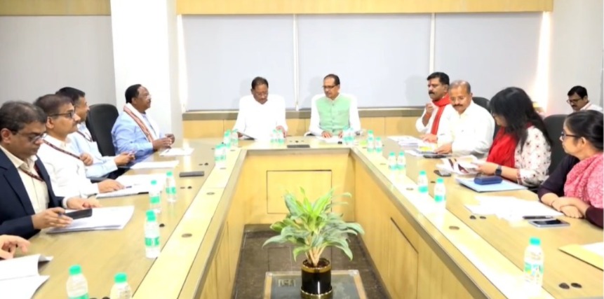CG BREAKING : CM साय और केंद्रीय मंत्री शिवराज कर रहें हैं पंचायत, ग्रामीण विकास एवं कृषि विभाग के कार्यों की समीक्षा