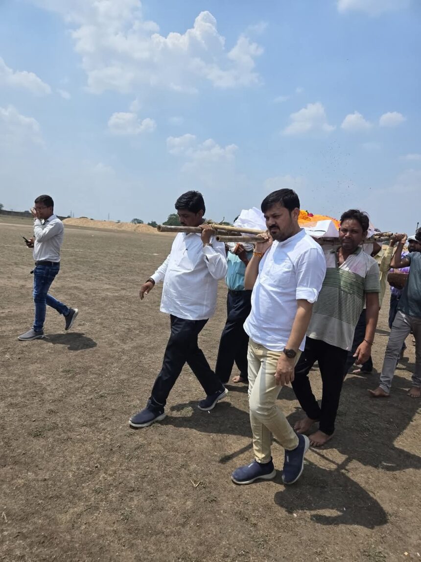 CG NEWS : धरसींवा विधायक अनुज शर्मा ने सड़क हादसे में मृतकों को दी श्रद्धांजलि, अंतिम संस्कार में हुए शामिल