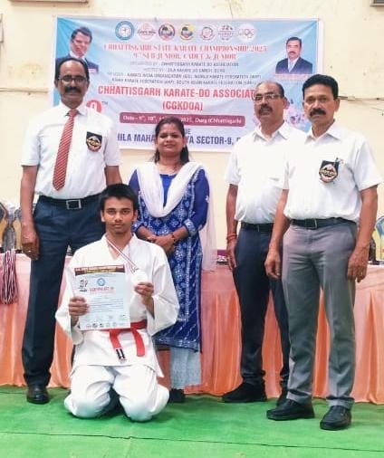 Bastar : हिमांशु ने बढ़ाया बस्तर का मान, राज्य स्तरीय कराटे प्रतियोगिता में जीता रजत पदक