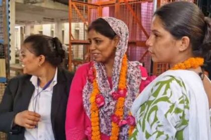 Two friends got married : लव जिहाद से त्रस्त दो सहेलियों ने शिव मंदिर में रचाई शादी, पुरुषों से खोया भरोसा