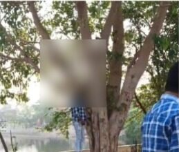 RAIPUR BREAKING : तालाब किनारे फंदे पर लटकी मिली युवक की लाश, हत्या या आत्महत्या जाँच में जुटी पुलिस 