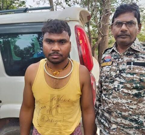 Chhattisgarh : बारात जाने की थी तैयारी और अचानक आ धामकी पुलिस : शादी के मंडप से दुल्हा बने प्रधान आरक्षक गिरफ्तार, नौकरी के नाम पर ठगी और शारीरिक शोषण का आरोप!