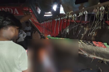 CG BIG ACCIDENT : छत्तीसगढ़ में तीन की मौत; तेज रफ्तार बाइक और हार्वेस्टर में जोरदार भिड़ंत, तीन युवकों की मौके पर मौत, एक का सिर धड़ से अलग