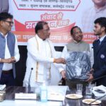 CG : मुख्यमंत्री श्री विष्णुदेव साय ने 10 वीं-12 वीं के मेरिट में स्थान बनाने वाले जिले के 5 छात्रों को प्रदान किया लैपटाप