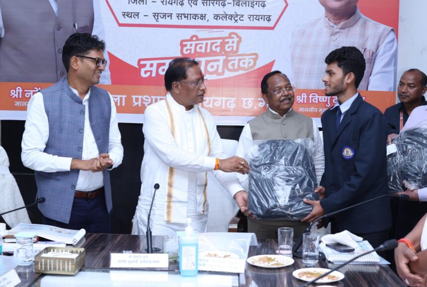 CG : मुख्यमंत्री श्री विष्णुदेव साय ने 10 वीं-12 वीं के मेरिट में स्थान बनाने वाले जिले के 5 छात्रों को प्रदान किया लैपटाप