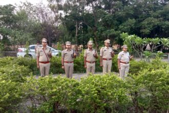 CG : नव पदस्थ पुलिस अधीक्षक विजय कुमार पाण्डेय (IPS) ने रक्षित केंद्र में आयोजित जनरल परेड का निरीक्षण किया गया