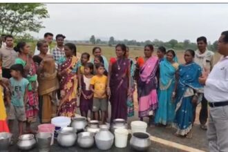 CG : पानी को लेकर हाहाकार, हाथों में खाली बर्तन लेकर उतरे सड़क पर, NH जाम? बारिश में भी नहीं डिगे बच्चों और महिलाओं के हौसले