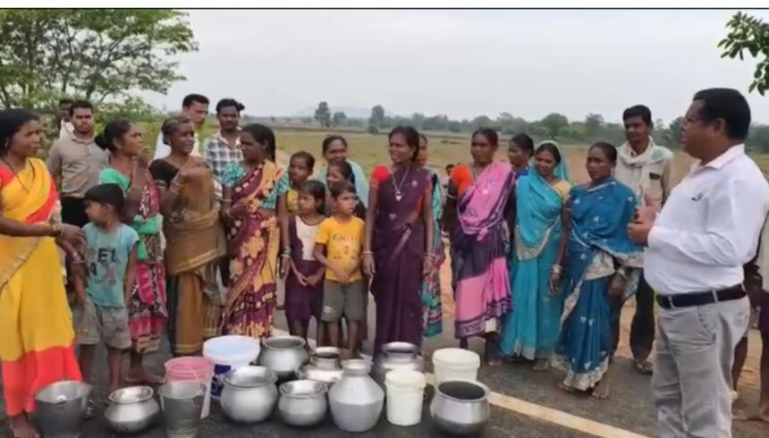 CG : पानी को लेकर हाहाकार, हाथों में खाली बर्तन लेकर उतरे सड़क पर, NH जाम? बारिश में भी नहीं डिगे बच्चों और महिलाओं के हौसले