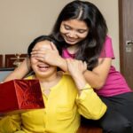 Mother's Day 2025 : माँ के लिए प्यार जताने के 8 बेहतरीन गिफ्ट आइडियाज़, अपने प्यार और आभार को जताने का सबसे खास दिन