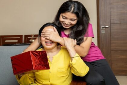 Mother's Day 2025 : माँ के लिए प्यार जताने के 8 बेहतरीन गिफ्ट आइडियाज़, अपने प्यार और आभार को जताने का सबसे खास दिन