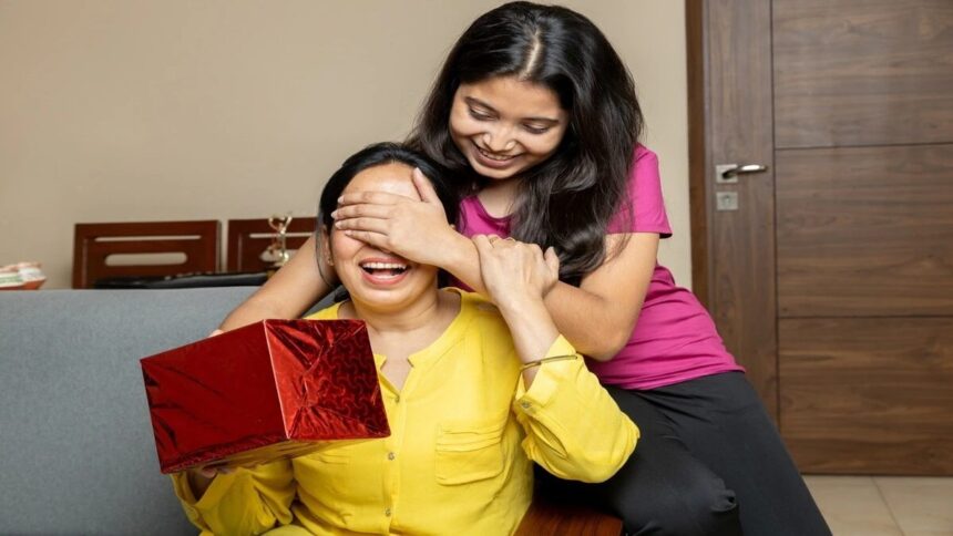 Mother's Day 2025 : माँ के लिए प्यार जताने के 8 बेहतरीन गिफ्ट आइडियाज़, अपने प्यार और आभार को जताने का सबसे खास दिन