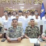 14 Naxalites surrendered in CG : लाला आतंक को बड़ा झटका; 5 महिला समेत 16 लाख के इनामी 14 नक्सलियों ने किया सरेंडर
