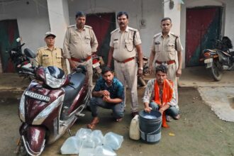 Mahasamund: अवैध शराब के खिलाफ बड़ी कार्रवाई, 30 लीटर कच्ची शराब जब्त, दो गिरफ्तार