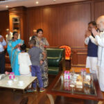 Chhattisgarh : शहादत को नमन: अमित शाह ने शहीद आकाश राव गिरिपुंजे के परिजनों से की मुलाकात, गहरी संवेदना व्यक्त की