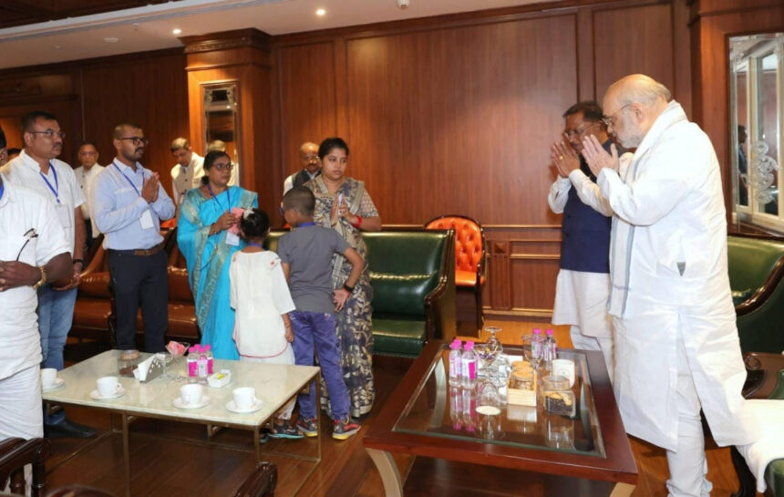 Chhattisgarh : शहादत को नमन: अमित शाह ने शहीद आकाश राव गिरिपुंजे के परिजनों से की मुलाकात, गहरी संवेदना व्यक्त की
