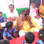 Chhattisgarh : जब बच्चों के बीच बैठकर स्मार्ट क्लास-रूम से हुए रू-ब-रू हुए CM साय, बोले- “पढ़ाई ठीक से करना है न… मोबाइल ज्यादा नहीं देखना”