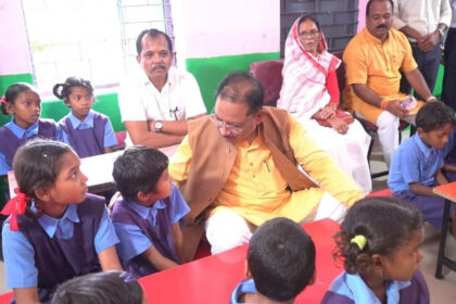 Chhattisgarh : जब बच्चों के बीच बैठकर स्मार्ट क्लास-रूम से हुए रू-ब-रू हुए CM साय, बोले- “पढ़ाई ठीक से करना है न… मोबाइल ज्यादा नहीं देखना”