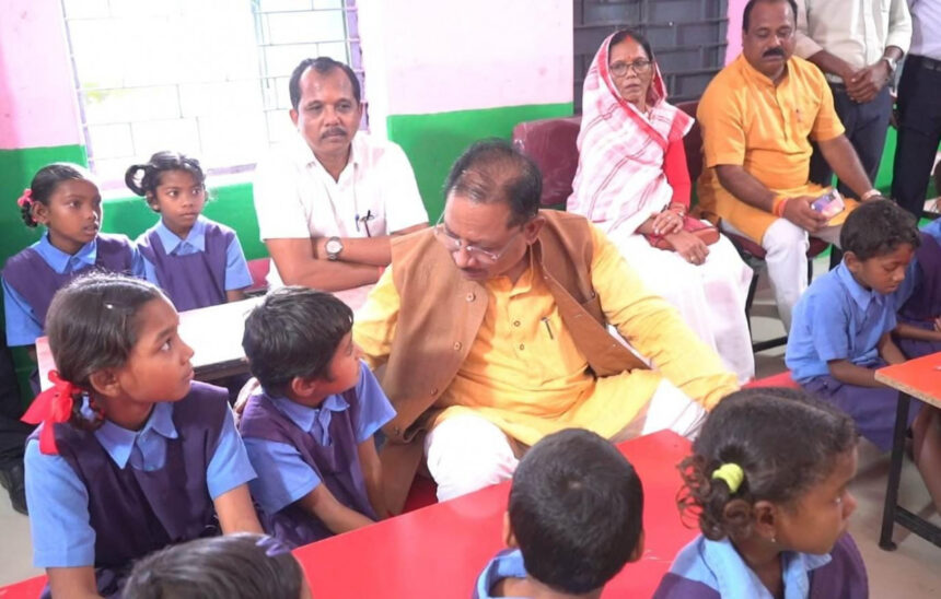 Chhattisgarh : जब बच्चों के बीच बैठकर स्मार्ट क्लास-रूम से हुए रू-ब-रू हुए CM साय, बोले- “पढ़ाई ठीक से करना है न… मोबाइल ज्यादा नहीं देखना”