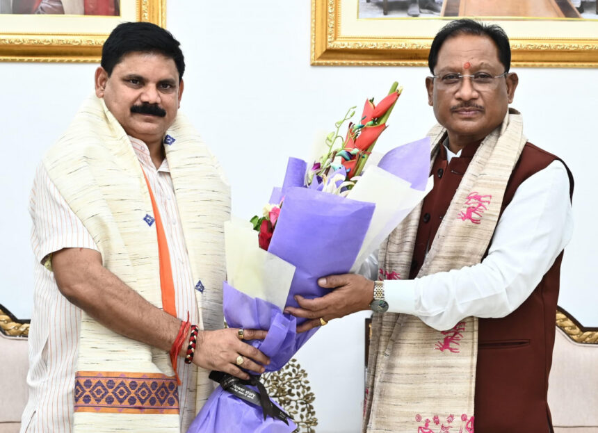 Chhattisgarh : CM साय से खान राज्य मंत्री सतीश चन्द्र दुबे ने की सौजन्य मुलाकात, कोयला खनन और उत्पादन से जुड़े विभिन्न विषयों पर हुई चर्चा 