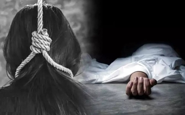 CG NEWS : साड़ी के पल्लू से लटका मिला महिला का शव, आत्महत्या या साजिश? फैली सनसनी