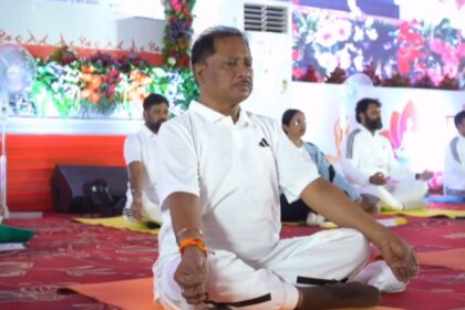 International Yoga Day : योग दिवस पर CM साय ने जशपुर के रणजीता स्टेडियम में किया योगाभ्यास