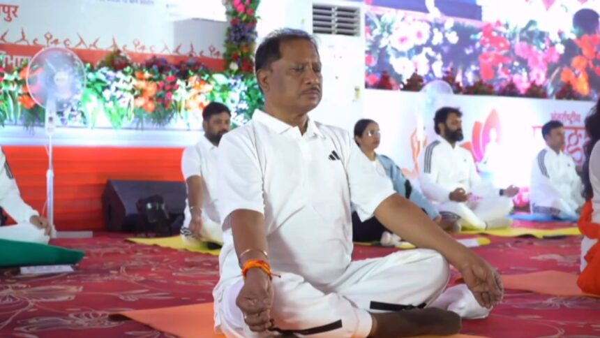 International Yoga Day : योग दिवस पर CM साय ने जशपुर के रणजीता स्टेडियम में किया योगाभ्यास