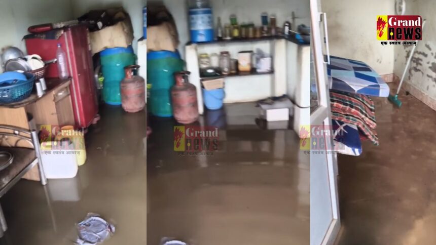 Mahasamund : बारिश ने खोली नगर पालिका की पोल, लोगों के बैडरूम और किचन में भरा गंदा पानी 
