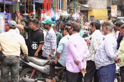 RAIPUR NEWS: शास्त्री चौक में अवैध कब्जे पर निगम की कार्रवाई, सड़क से हटाया गया दुकानों का सामान.. दुकानदारों में नाराजगी