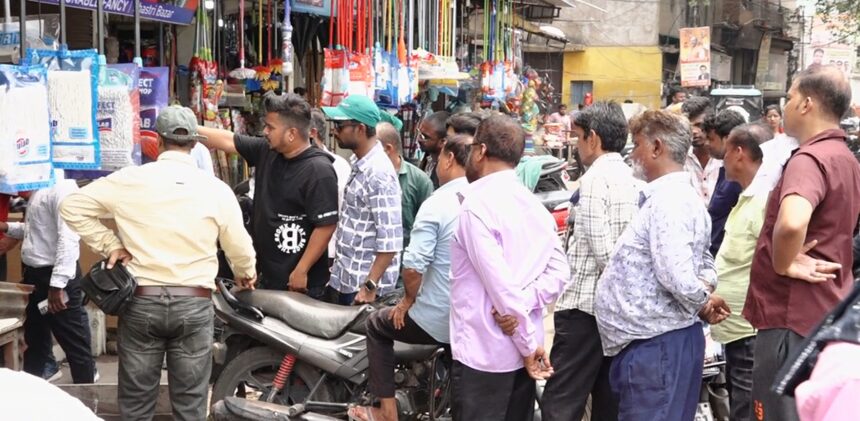 RAIPUR NEWS: शास्त्री चौक में अवैध कब्जे पर निगम की कार्रवाई, सड़क से हटाया गया दुकानों का सामान.. दुकानदारों में नाराजगी