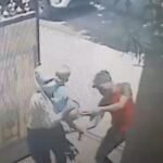 रायपुर। Raipur Breaking: सिविल लाइन थाना क्षेत्र से दिल दहला देने वाला मामला सामने आया है। यहां एक युवक ने अपनी पत्नी पर हंसिए से जानलेवा हमला कर दिया। पूरी घटना का खौफनाक सीसीटीवी फुटेज भी सामने आया है। जानकारी के मुताबिक, युगांधर परमार नामक युवक ने उस वक्त वारदात को अंजाम दिया जब उसकी पत्नी अग्रवाल सायकल दुकान में झाड़ू-पोछा कर बाहर निकली। मंदिर हसौद जाने से इनकार करने पर पति ने उस पर हंसिए से हमला कर दिया। पत्नी की पीठ और पैरों में गंभीर चोटें आई हैं, वहीं हमले की चपेट में आया दुधमुंहा बच्चा भी घायल हो गया है।