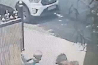 रायपुर। Raipur Breaking: सिविल लाइन थाना क्षेत्र से दिल दहला देने वाला मामला सामने आया है। यहां एक युवक ने अपनी पत्नी पर हंसिए से जानलेवा हमला कर दिया। पूरी घटना का खौफनाक सीसीटीवी फुटेज भी सामने आया है। जानकारी के मुताबिक, युगांधर परमार नामक युवक ने उस वक्त वारदात को अंजाम दिया जब उसकी पत्नी अग्रवाल सायकल दुकान में झाड़ू-पोछा कर बाहर निकली। मंदिर हसौद जाने से इनकार करने पर पति ने उस पर हंसिए से हमला कर दिया। पत्नी की पीठ और पैरों में गंभीर चोटें आई हैं, वहीं हमले की चपेट में आया दुधमुंहा बच्चा भी घायल हो गया है।