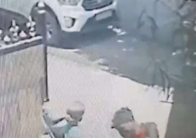 रायपुर। Raipur Breaking: सिविल लाइन थाना क्षेत्र से दिल दहला देने वाला मामला सामने आया है। यहां एक युवक ने अपनी पत्नी पर हंसिए से जानलेवा हमला कर दिया। पूरी घटना का खौफनाक सीसीटीवी फुटेज भी सामने आया है। जानकारी के मुताबिक, युगांधर परमार नामक युवक ने उस वक्त वारदात को अंजाम दिया जब उसकी पत्नी अग्रवाल सायकल दुकान में झाड़ू-पोछा कर बाहर निकली। मंदिर हसौद जाने से इनकार करने पर पति ने उस पर हंसिए से हमला कर दिया। पत्नी की पीठ और पैरों में गंभीर चोटें आई हैं, वहीं हमले की चपेट में आया दुधमुंहा बच्चा भी घायल हो गया है।