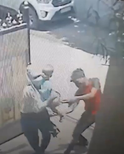 रायपुर। Raipur Breaking: सिविल लाइन थाना क्षेत्र से दिल दहला देने वाला मामला सामने आया है। यहां एक युवक ने अपनी पत्नी पर हंसिए से जानलेवा हमला कर दिया। पूरी घटना का खौफनाक सीसीटीवी फुटेज भी सामने आया है। जानकारी के मुताबिक, युगांधर परमार नामक युवक ने उस वक्त वारदात को अंजाम दिया जब उसकी पत्नी अग्रवाल सायकल दुकान में झाड़ू-पोछा कर बाहर निकली। मंदिर हसौद जाने से इनकार करने पर पति ने उस पर हंसिए से हमला कर दिया। पत्नी की पीठ और पैरों में गंभीर चोटें आई हैं, वहीं हमले की चपेट में आया दुधमुंहा बच्चा भी घायल हो गया है।