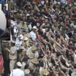 चिंतामणि। Stampede Chinnaswamy Stadium: चिंतामणि निवासी प्रज्वल की मौत चिन्नास्वामी स्टेडियम में RCB की जीत के जश्न के दौरान हुई भगदड़ में हो गई. प्रज्वल ने अपने परिवार से कहा था कि वह बेंगलुरु की एक निजी कंपनी में नौकरी के इंटरव्यू के लिए जा रहा है, लेकिन वह RCB की जीत के जश्न में शामिल होने के लिए चुपचाप चिन्नास्वामी स्टेडियम पहुंच गया था. परिवार को इस दर्दनाक सच्चाई का पता तब चला, जब उन्होंने मीडिया के माध्यम से मृतकों की सूची में प्रज्वल का नाम देखा. तब जाकर उन्हें समझ आया कि वह इंटरव्यू के लिए नहीं, बल्कि RCB के सेलिब्रेशन में गया था.