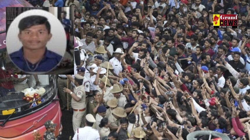 चिंतामणि। Stampede Chinnaswamy Stadium: चिंतामणि निवासी प्रज्वल की मौत चिन्नास्वामी स्टेडियम में RCB की जीत के जश्न के दौरान हुई भगदड़ में हो गई. प्रज्वल ने अपने परिवार से कहा था कि वह बेंगलुरु की एक निजी कंपनी में नौकरी के इंटरव्यू के लिए जा रहा है, लेकिन वह RCB की जीत के जश्न में शामिल होने के लिए चुपचाप चिन्नास्वामी स्टेडियम पहुंच गया था. परिवार को इस दर्दनाक सच्चाई का पता तब चला, जब उन्होंने मीडिया के माध्यम से मृतकों की सूची में प्रज्वल का नाम देखा. तब जाकर उन्हें समझ आया कि वह इंटरव्यू के लिए नहीं, बल्कि RCB के सेलिब्रेशन में गया था.